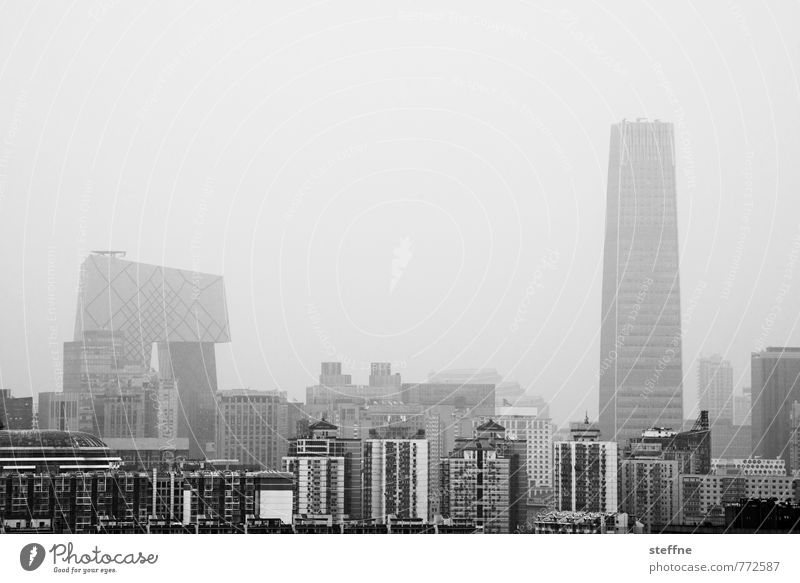 Dowtown Beijing Peking China Hauptstadt Stadtzentrum Skyline überbevölkert Haus Hochhaus trüb Umweltverschmutzung Smog Dunst Schwarzweißfoto Außenaufnahme