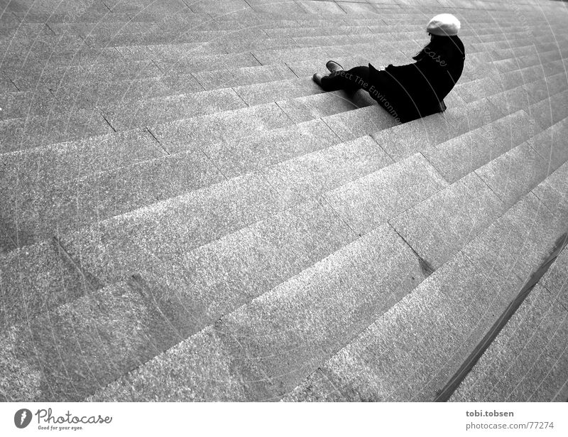 ..:: the lonely stair ::.. Frankfurt am Main Europa Außenaufnahme Frau Einsamkeit Mütze Trauer Verzweiflung Langeweile Schwarzweißfoto Deutschland dramaturgie