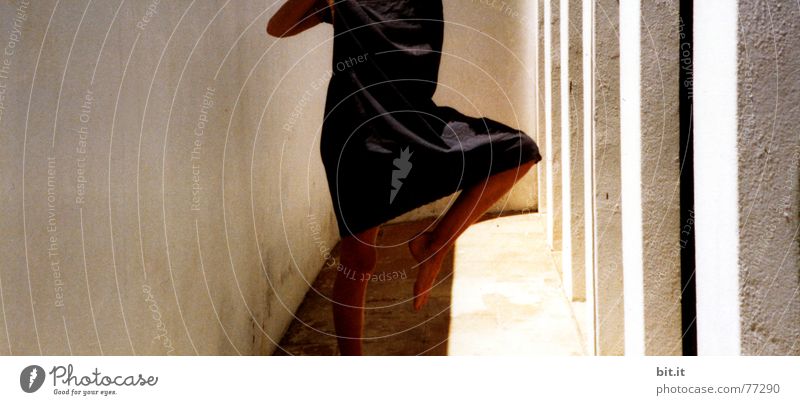 BEIN <> KLEID unzuverlässig Turnen Standbein unterstützend anlehnungsbedürftig anlehnen taumeln Kleid Wand Mauer Gemäuer Yoga Balletttänzer Gleichgewicht
