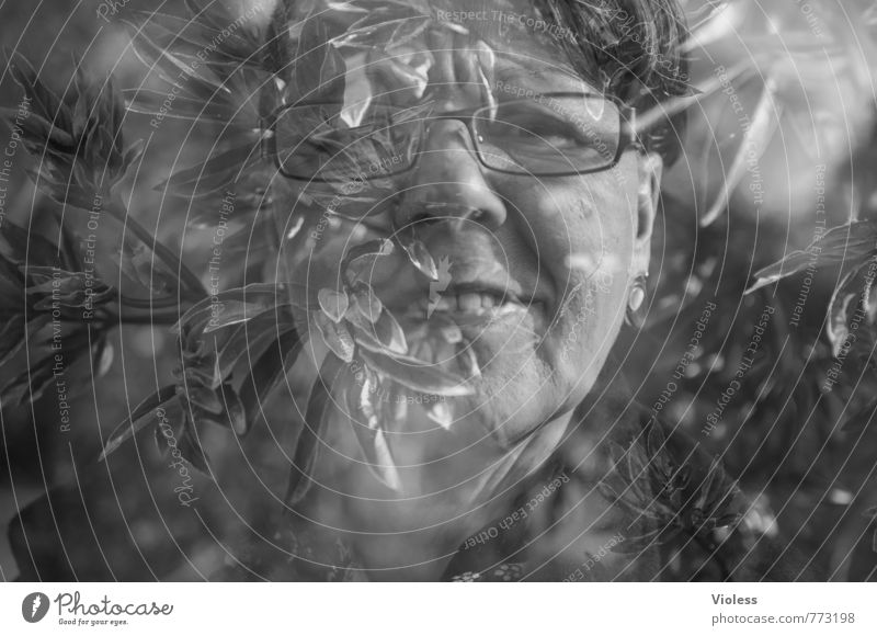 durchdachte botanik feminin Frau Erwachsene Kopf 45-60 Jahre fantastisch Doppelbelichtung Brille Gesicht Gesichtsausdruck Schwarzweißfoto Experiment Porträt
