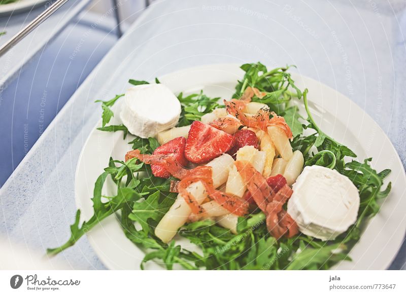 salat Lebensmittel Fisch Käse Gemüse Salat Salatbeilage Ernährung Mittagessen Geschirr Teller Gesunde Ernährung Gastronomie frisch Gesundheit lecker Farbfoto