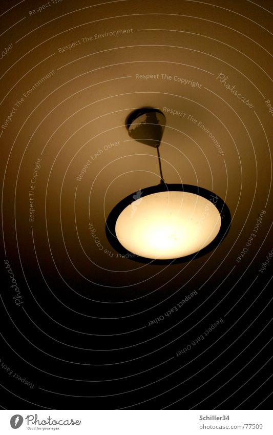 lampe mit ausstrahlung Lampe Deckenlampe rund Licht strahlend dunkel Farbverlauf weiß braun gelb grau schwarz Glühbirne UFO Ausstrahlung Kreis hell Schatten