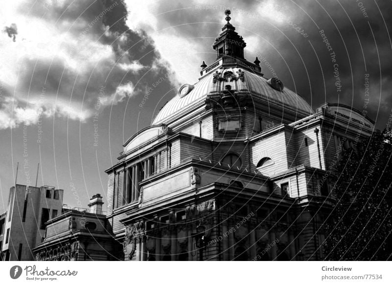 British Weather Haus Kuppeldach Schwarzweißfoto Wolken dunkel England schwarz London Himmel Ferien & Urlaub & Reisen historisch Architektur trist Firmament
