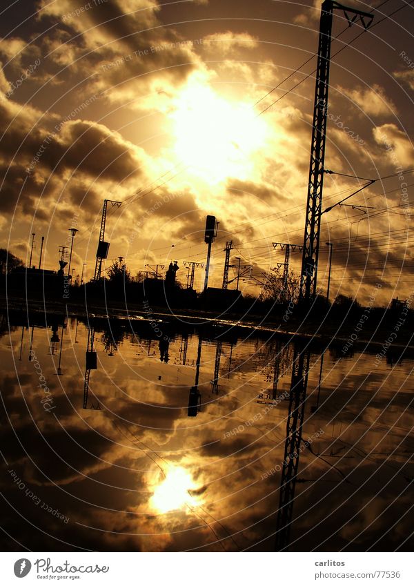 Spiegelun in einer pFÜtzE Pfütze Reflexion & Spiegelung Gegenlicht Oberleitung Elektrizität Gleise Eisenbahn Wolken dramatisch bedrohlich dunkel Verspätung