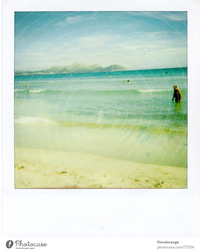 beach-gaudi Meer Strand Wellen Mann Freizeit & Hobby Ferien & Urlaub & Reisen Einsamkeit gelb Barfuß Sonne Wasser Sand Mensch Polaroid Freiheit blau Himmel
