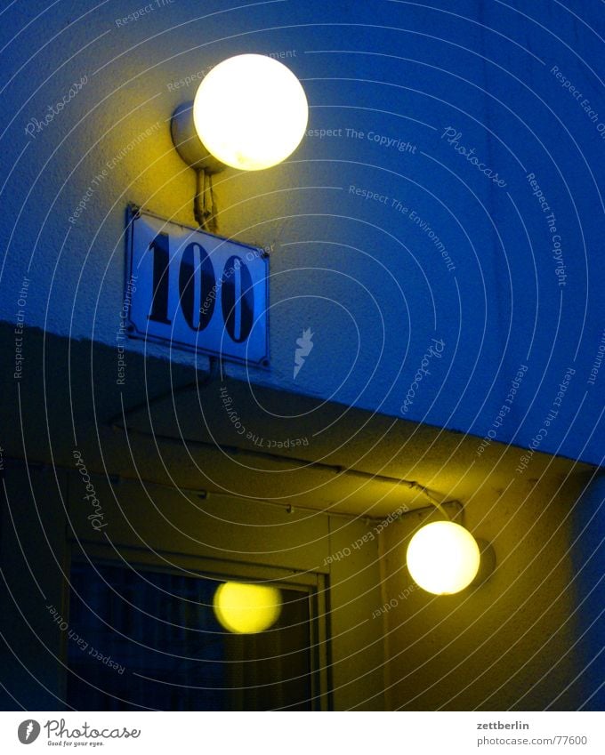 100 Ziffern & Zahlen Hausnummer Jubiläum Licht Außenbeleuchtung Glastür Reflexion & Spiegelung Nacht dunkel Emailleschild Beleuchtung Tür Abend blau