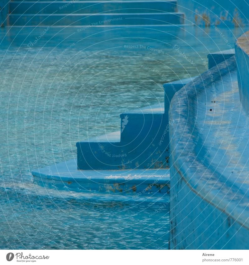 Hinein ins Vergnügen Sport Wassersport Schwimmen & Baden Sportstätten Schwimmbad Freibad alt frisch kalt blau türkis Wellness hell-blau Treppe