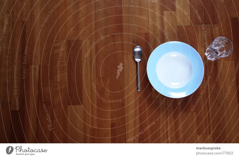immer auf dem boden essen oder was ? Ernährung Parkett Holz Teller Löffel leer Appetit & Hunger Gedeck Sauberkeit hell-blau babyblau weiß Lebensmittel Glas