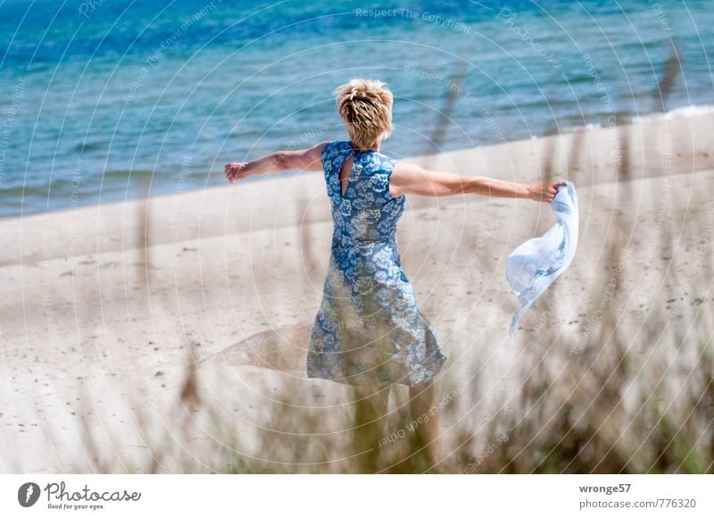Strandtänzerin II Freude Sommer Sommerurlaub Mensch feminin Frau Erwachsene 1 45-60 Jahre Mode Bekleidung Kleid Sommerkleid Schal Halstuch blond kurzhaarig