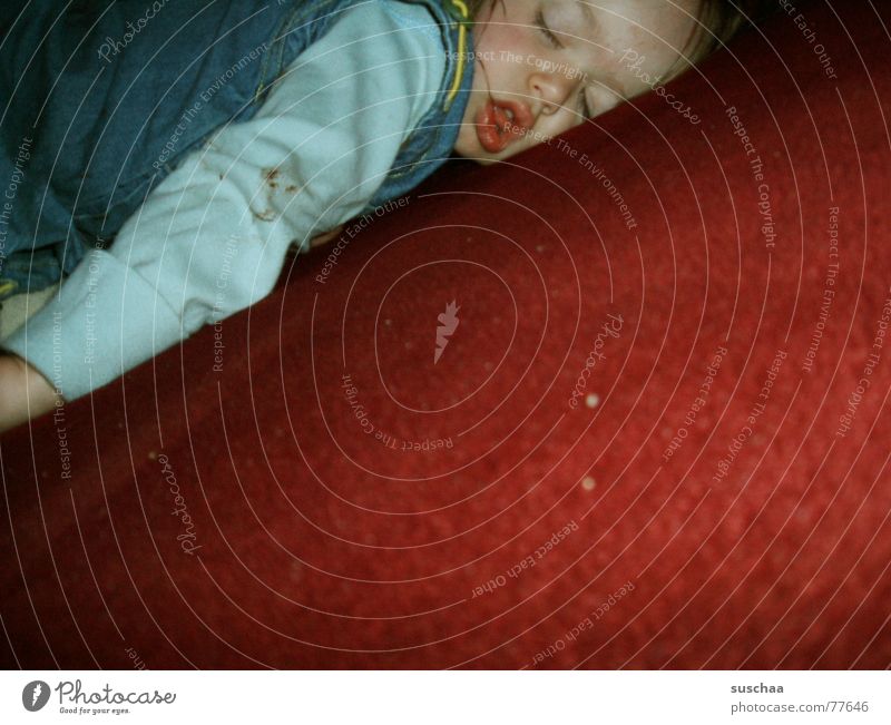 hexe sein macht manchmal müde .. Kind Baby Kleinkind schlafen Sofa rot dreckig Fussel geschlossene Augen träumen Gesicht schnütchen schockolade