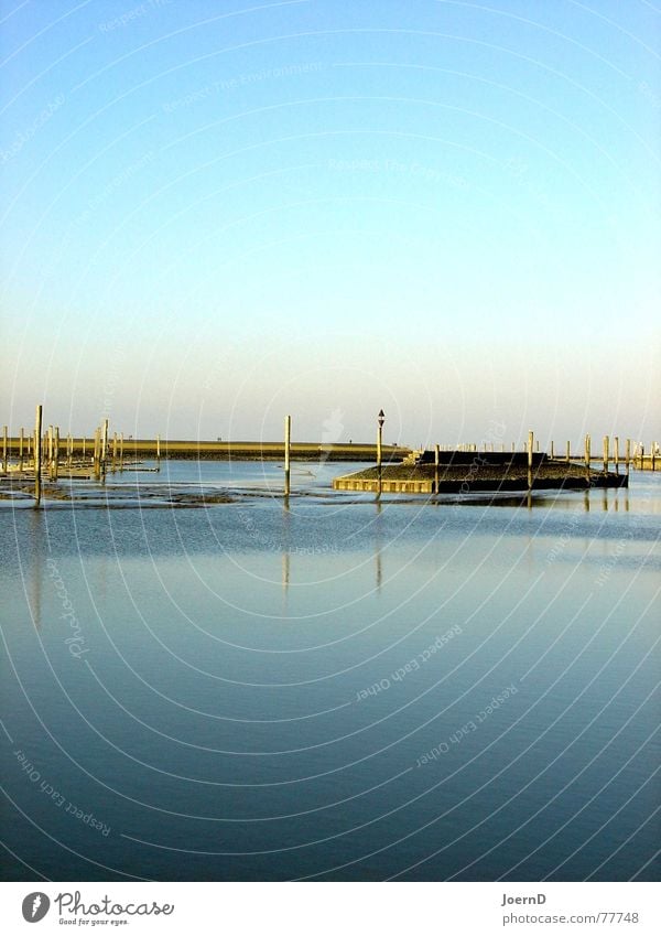 I_Sea_Blue Meer flach ruhig kalt tief Küste Hafen Anlegestelle Deich Buhne Ostfriesland Einsamkeit einfach Außenaufnahme Landschaft Glätte Windstille Klarheit