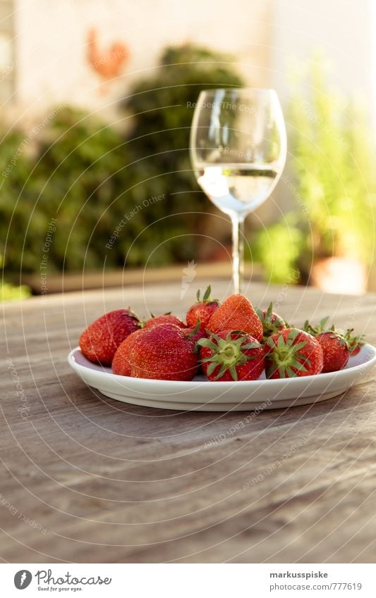 sekt mit erdbeeren Lebensmittel Frucht Erdbeeren Ernährung Getränk Erfrischungsgetränk Sekt Prosecco Teller Lifestyle Reichtum elegant Stil Design Freude