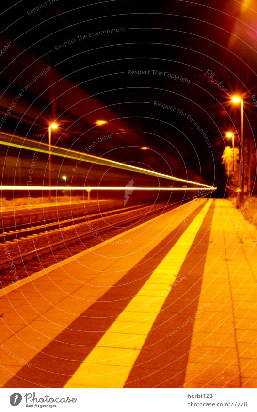 Nachtexpress II Eisenbahn Licht Langzeitbelichtung Geschwindigkeit Stativ Farbe Bahnhof