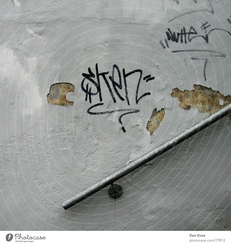 Treppe aufwärts Wand grau Stadt Schmiererei Patina dunkel Tagger Quadrat Putz Geländer Graffiti grafitti sken Metall Verfall abstrakt Anstreicher