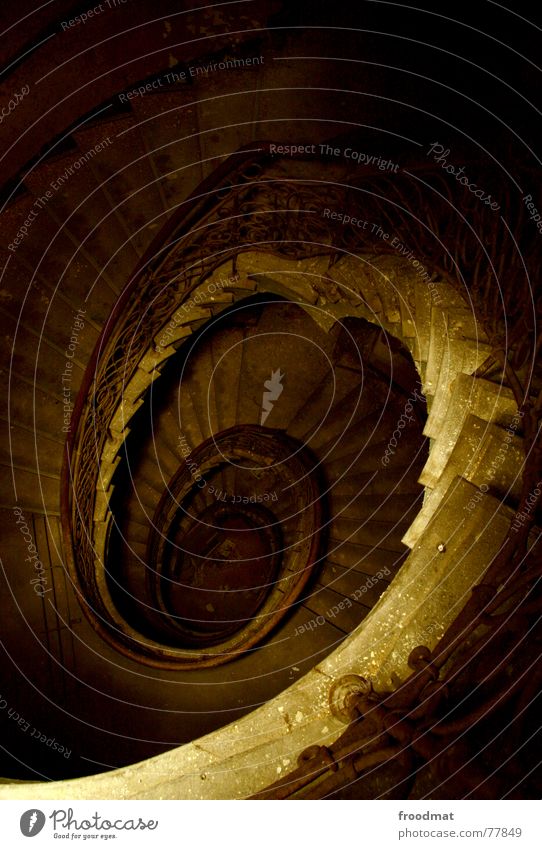 spiral staircase Spirale Langzeitbelichtung Taschenlampe Nacht gruselig Geister u. Gespenster verfallen geheimnisvoll braun dunkel gemalt Schwung geschwungen