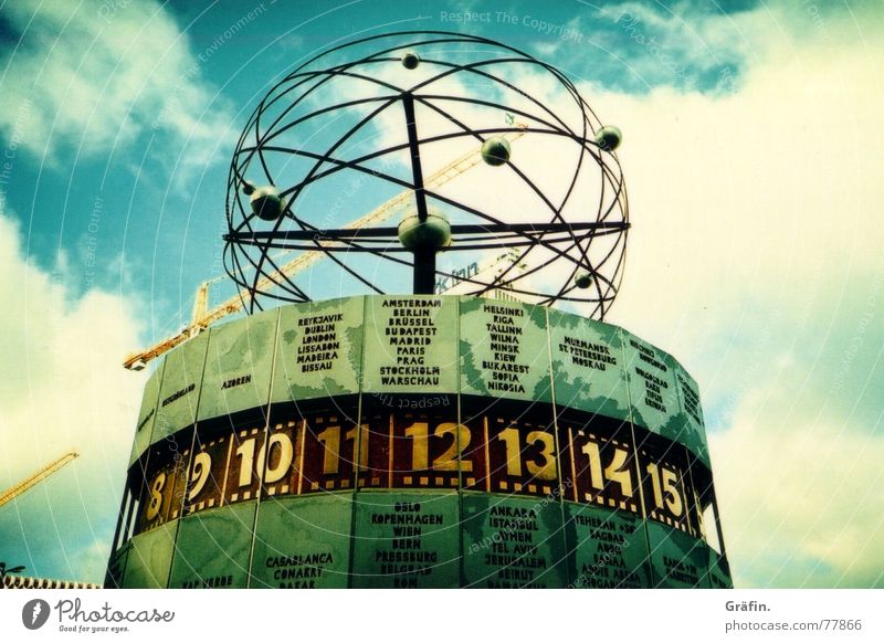 Weltzeituhr Berlin Alexanderplatz Architektur Uhr Kunstwerk Himmel Lomografie Kran Baustelle Ziffern & Zahlen Wahrzeichen Denkmal Ziffern und Zahlen Zeit