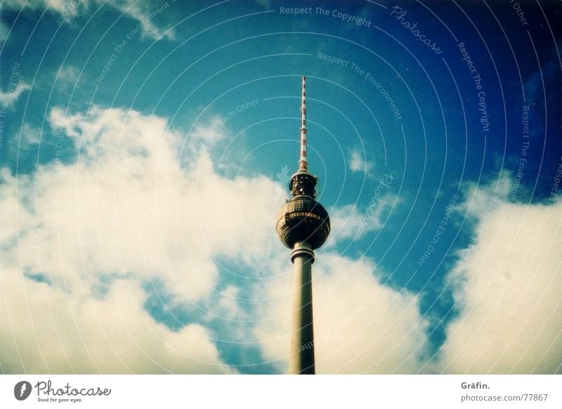 Fernsehturm Wahrzeichen Wolken Vignettierung Denkmal Lomografie Berlin Berliner Fernsehturm Himmel cross Antenne Bekanntheit