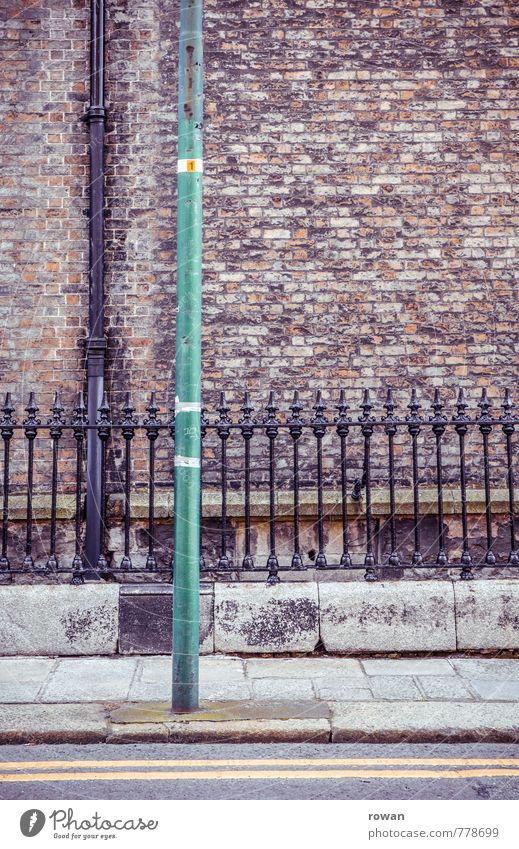|| Mauer Wand alt Zaun Gußeisen Regenrohr Straße Bürgersteig England Republik Irland Backstein Backsteinwand Farbfoto Außenaufnahme Menschenleer