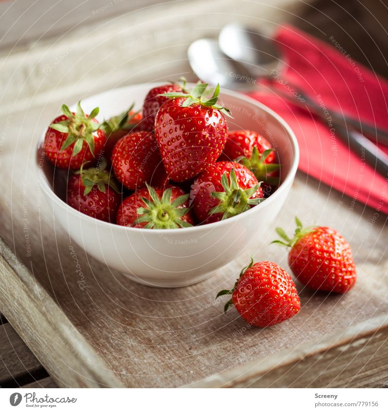 Erdbeerig #1 Lebensmittel Frucht Erdbeeren Ernährung Schalen & Schüsseln Löffel frisch Gesundheit lecker braun rot silber genießen Holztablett Serviette