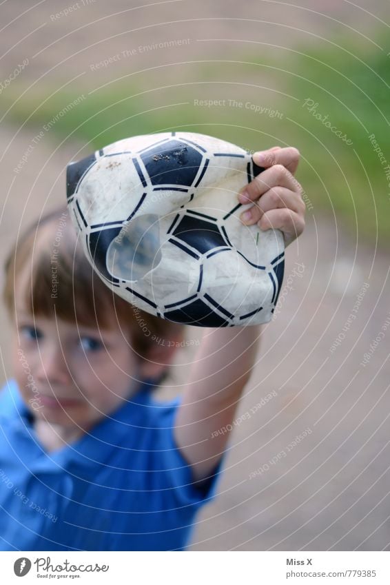 Traum geplatzt Freizeit & Hobby Spielen Sport Sportveranstaltung Verlierer Fußball Ball Fußballplatz Mensch maskulin Kind Junge 1 3-8 Jahre Kindheit 8-13 Jahre
