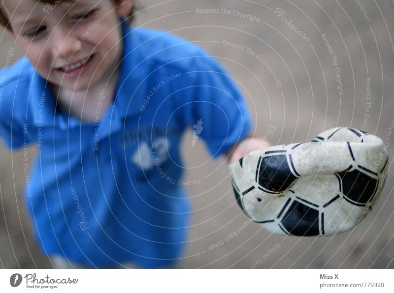 Luft raus Spielen Sport Ballsport Verlierer Fußball Fußballplatz Mensch maskulin Kind Junge 1 3-8 Jahre Kindheit Traurigkeit weinen kaputt Gefühle Stimmung