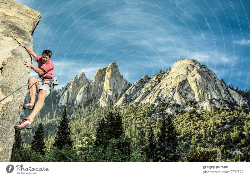 Kletternde Zehenspitzen am Rand. Abenteuer Bergsteigen Erfolg Seil Mann Erwachsene 1 Mensch 30-45 Jahre Wolken Berge u. Gebirge selbstbewußt Mut Tatkraft