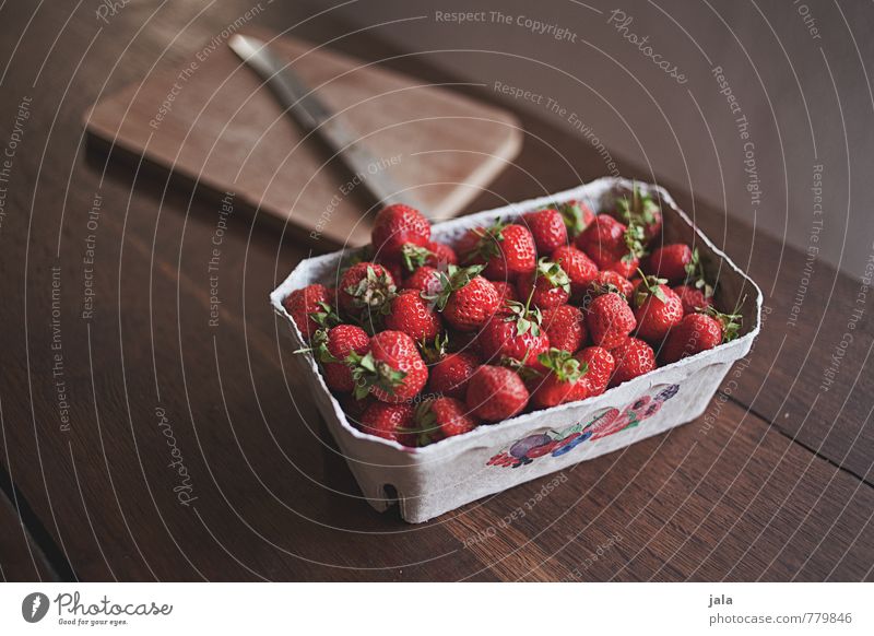 erdbeeren Lebensmittel Frucht Erdbeeren Ernährung Bioprodukte Vegetarische Ernährung Messer Schneidebrett ästhetisch frisch Gesundheit lecker natürlich