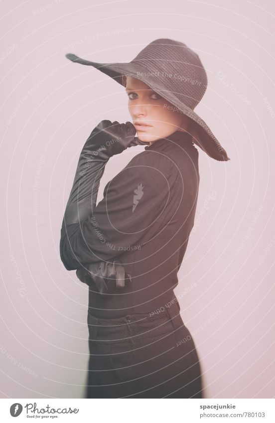 Franziska (2) Mensch feminin Junge Frau Jugendliche Erwachsene 1 18-30 Jahre Mauer Wand Mode Bekleidung Kleid Handschuhe Hut beobachten berühren ästhetisch