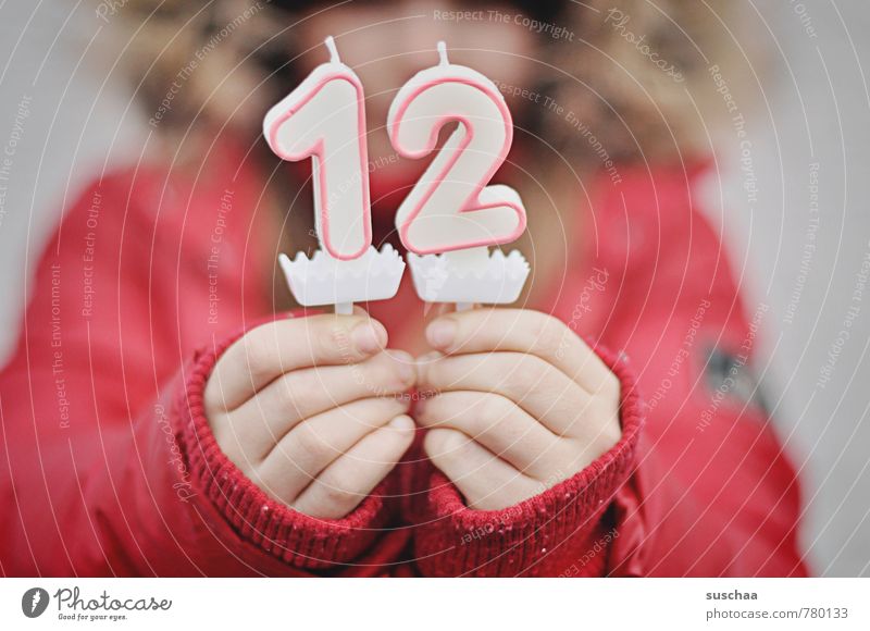 in 12 .. feminin Kind Mädchen Junge Kindheit Körper Hand Finger Mensch 8-13 Jahre Ziffern & Zahlen rot Geburtstag Jubiläum Vorfreude Kerze Wachs Farbfoto