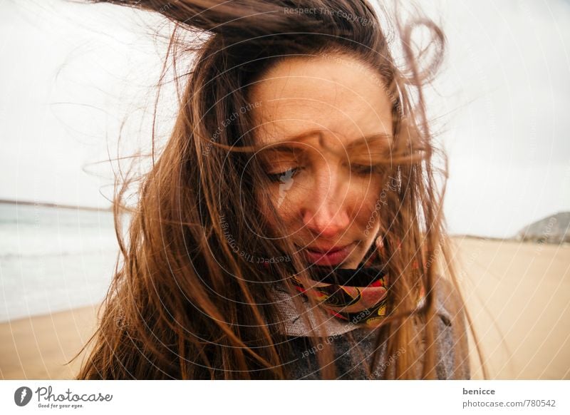 windy V Frau Mensch Wind Haare & Frisuren Europäer Kaukasier Mädchen Winter Herbst Mantel Strand Sandstrand Meer Behaarung verweht brünett Italien Wasser