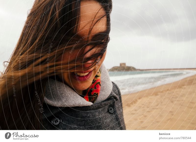 windy IV Frau Mensch Wind Haare & Frisuren Europäer Kaukasier Mädchen Winter Herbst Mantel Strand Sandstrand Meer Behaarung verweht brünett Italien Wasser