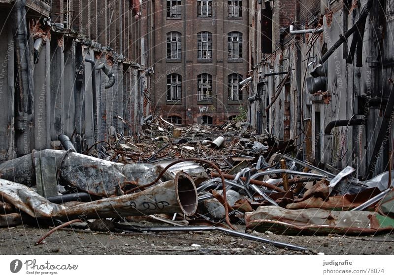 Einst wächst Gras auch über diese Stadt notleidend Ruine Bauschutt Fassade Backstein Demontage Verfall Hannover Fabrik Gummi Macht historisch elend Schicksal