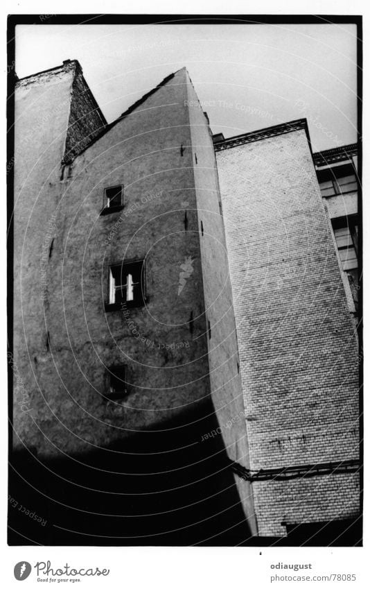 das Fenster Haus Altbau Fassade Putz Schwarzweißfoto Stein Perspektive hinterhaus Berlin