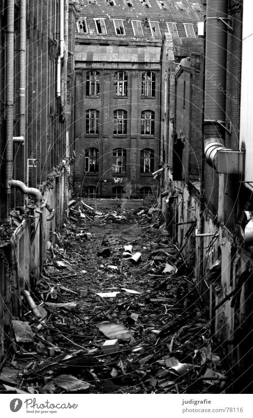 Industrieromantik II notleidend Ruine Schrott Müll Bauschutt Gebäude Fassade Backstein Fenster Demontage Verfall Hannover Fabrik Gummi dunkel Macht historisch