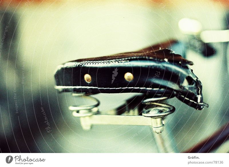 Zerschlissen Leder Fahrrad schwarz Fahrradsattel alt gebraucht cross canon Reflexion & Spiegelung
