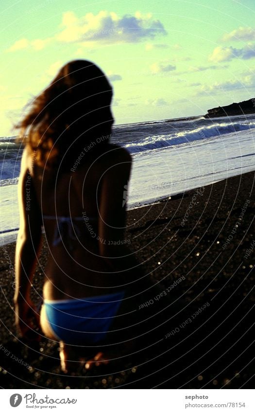 Lanzarote Babe Bikini Lavastrand Brandung Wellen Wolken Frau Mädchen Erotik blond Nackte Haut Meer Atlantik Spielen Ferien & Urlaub & Reisen Sehnsucht Sommer