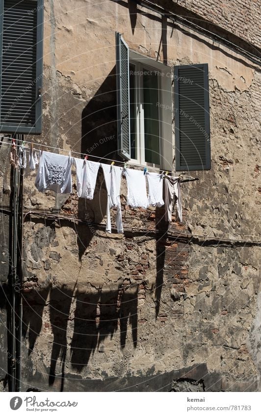 Guter Trockenplatz Tourismus Italien Mauer Wand Fenster Fensterladen Unterwäsche Wäscheleine Wäsche waschen hängen frisch Sauberkeit Wärme trocknen typisch