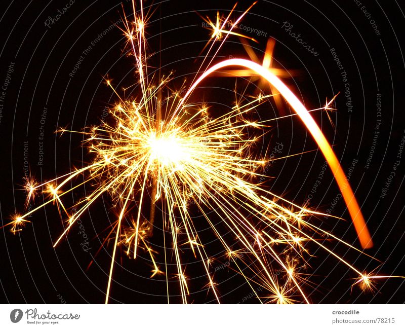 Sternwerfer Wunderkerze heiß Physik glühen brennen anzünden Silvester u. Neujahr sprühen grell blenden schön faszinierend Funken Wärme hell Lampe Stern (Symbol)