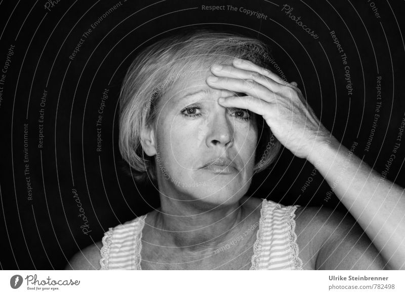 Indisponiert Gesundheit Behandlung Krankheit Mensch feminin Frau Erwachsene Weiblicher Senior Leben Kopf Hand Finger 1 45-60 Jahre berühren alt dunkel Gefühle