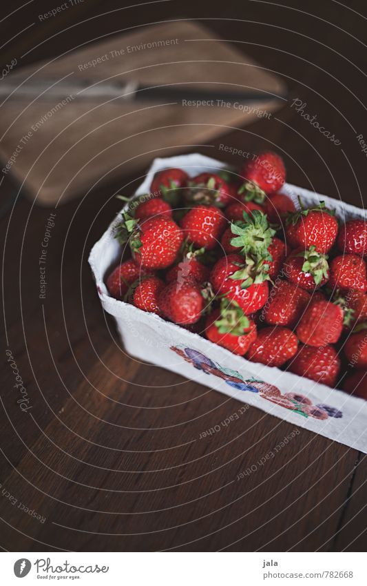 erdbeeren Lebensmittel Frucht Erdbeeren Ernährung Bioprodukte Vegetarische Ernährung Messer Schneidebrett ästhetisch authentisch einfach frisch Gesundheit