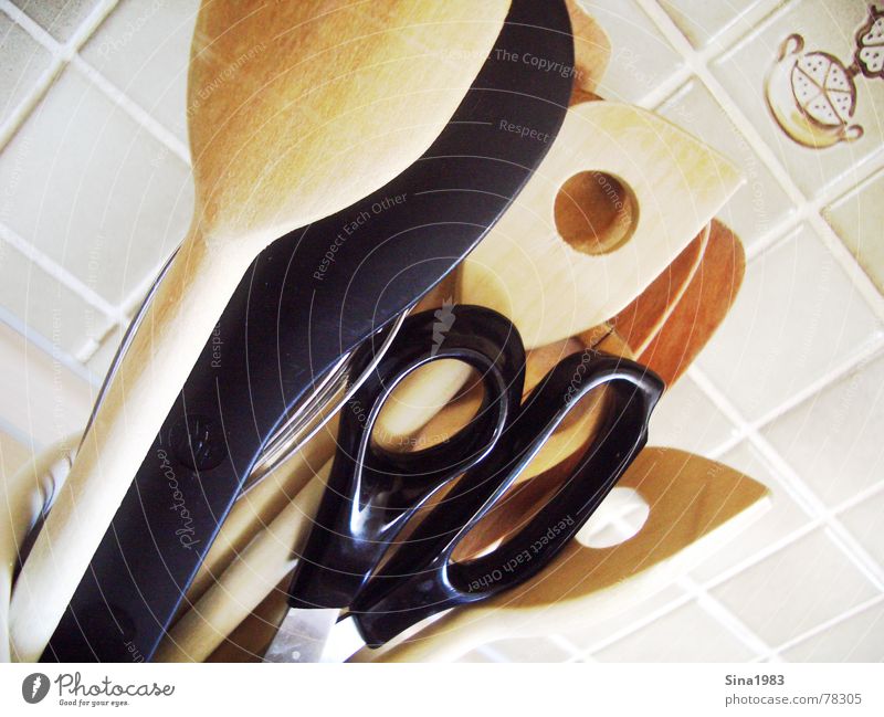 In der Küche... Kochlöffel kochen & garen Wand Innenaufnahme Schere Fliesen u. Kacheln hell Farbe