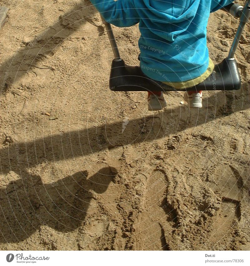 Kind auf der Schaukel Freude Spielen Kindergarten Kleinkind Kindheit 1 Mensch 1-3 Jahre Sand Park Spielplatz Fußspur Bewegung festhalten schaukeln blau