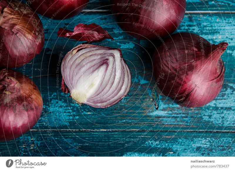 Rote Zwiebeln Gemüse Bioprodukte Vegetarische Ernährung Diät Küche Holz frisch lecker natürlich schön viele blau rot Farbe genießen kochen & garen rustikal ganz