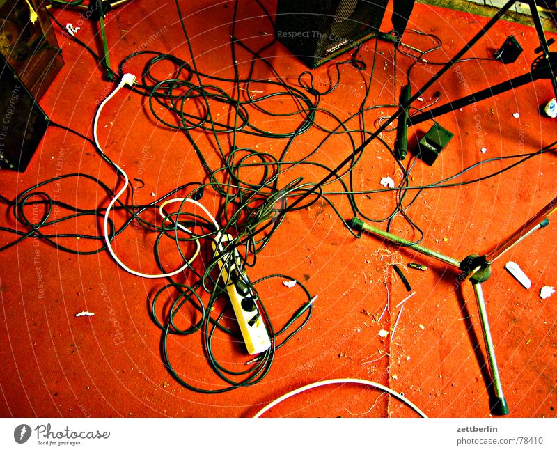Update Ständer durcheinander chaotisch Stecker Teppich rot Kabelsalat Rack Buchse Proberaum Konzert Musik Elektrisches Gerät Technik & Technologie Zusteller