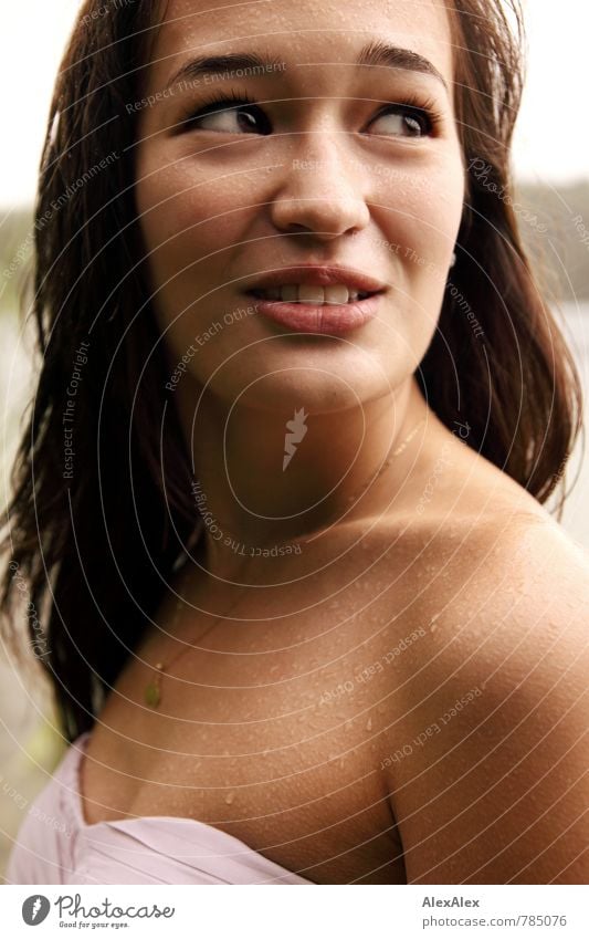 Portrait mit Vanessa im Regen Junge Frau Jugendliche Gesicht Dekolleté Schulter 18-30 Jahre Erwachsene Natur Wassertropfen Sommer Kleid Accessoire brünett