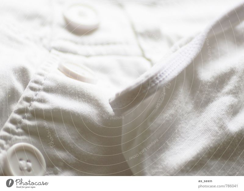 Nicht nur sauber ... Mode Bekleidung Hose Unterwäsche Stoff Knöpfe Naht Reinheit Sauberkeit liegen leuchten hell grau weiß achtsam gewissenhaft ruhig Ordnung