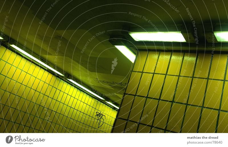 gelbe verschiebung Furche Würstchen Fußgängerunterführung eckig Mauer Wand hart kalt Physik Lampe Licht dunkel Einsamkeit U-Bahn parallel Ecke Tunnel Neonlicht