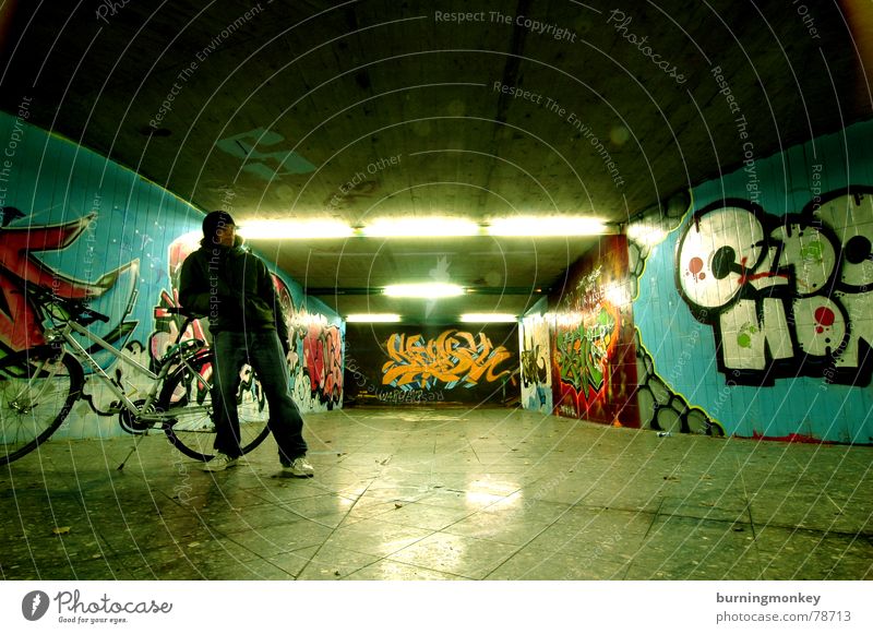 Unterführung I Tagger Neonlicht Wandmalereien Mann Reflexion & Spiegelung Tunnel Kerl Leuchtstoffröhre fahhrad Mensch Typ Graffiti