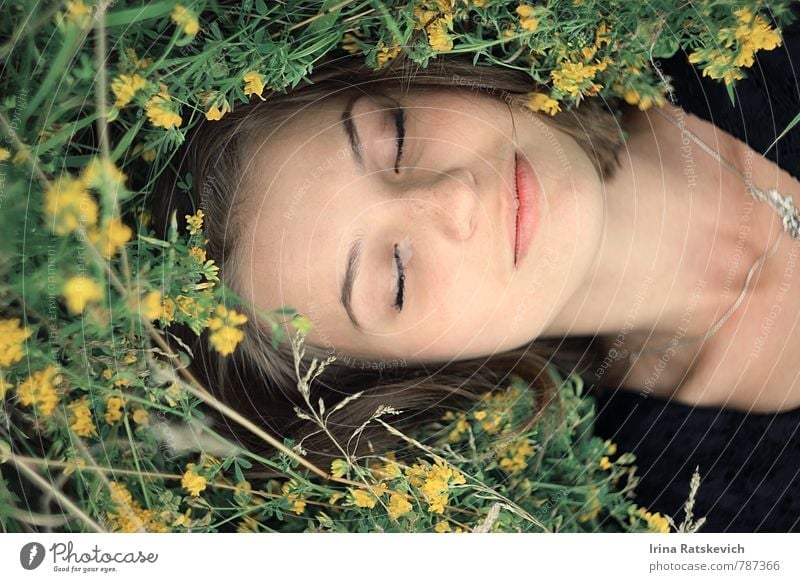 Schlafende Schönheit schön Junge Frau Jugendliche Haare & Frisuren Gesicht 1 Mensch 18-30 Jahre Erwachsene Natur Schönes Wetter Blume Gras Garten Feld genießen