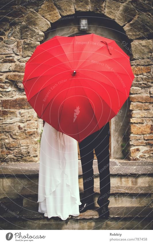 Liebe steigt zu Kopf maskulin feminin Frau Erwachsene Mann Paar Partner 2 Mensch Mauer Wand Treppe Fassade Kleid Anzug Brautkleid Regenschirm stehen